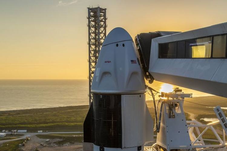 SpaceX เปิดตัวจรวดสำหรับการปล่อยนักบินอวกาศ